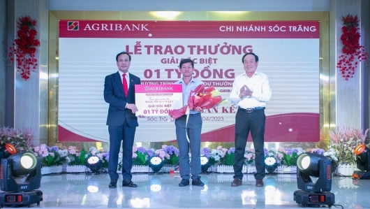 Agribank trao thưởng giải Đặc biệt 01 tỷ đồng cho khách hàng gửi tiền tại Sóc Trăng