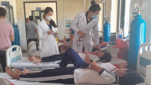 9 học sinh tiểu học ở Bình Phước nhập viện cấp cứu sau khi ăn kẹo mua ở cổng trường