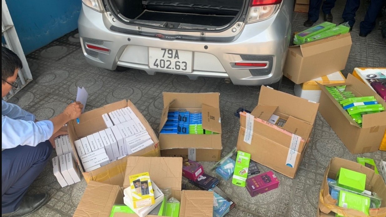 Khánh Hòa: Tạm giữ 157 điện thoại, 3 máy tính bàng và 115 miếng dán điện thoại không có hóa đơn chứng từ