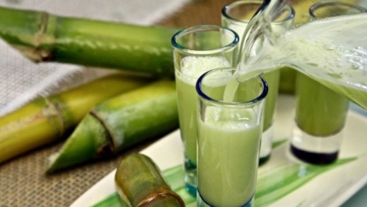 Uống nước mía giải nhiệt rất tốt nhưng những người này nên tránh xa